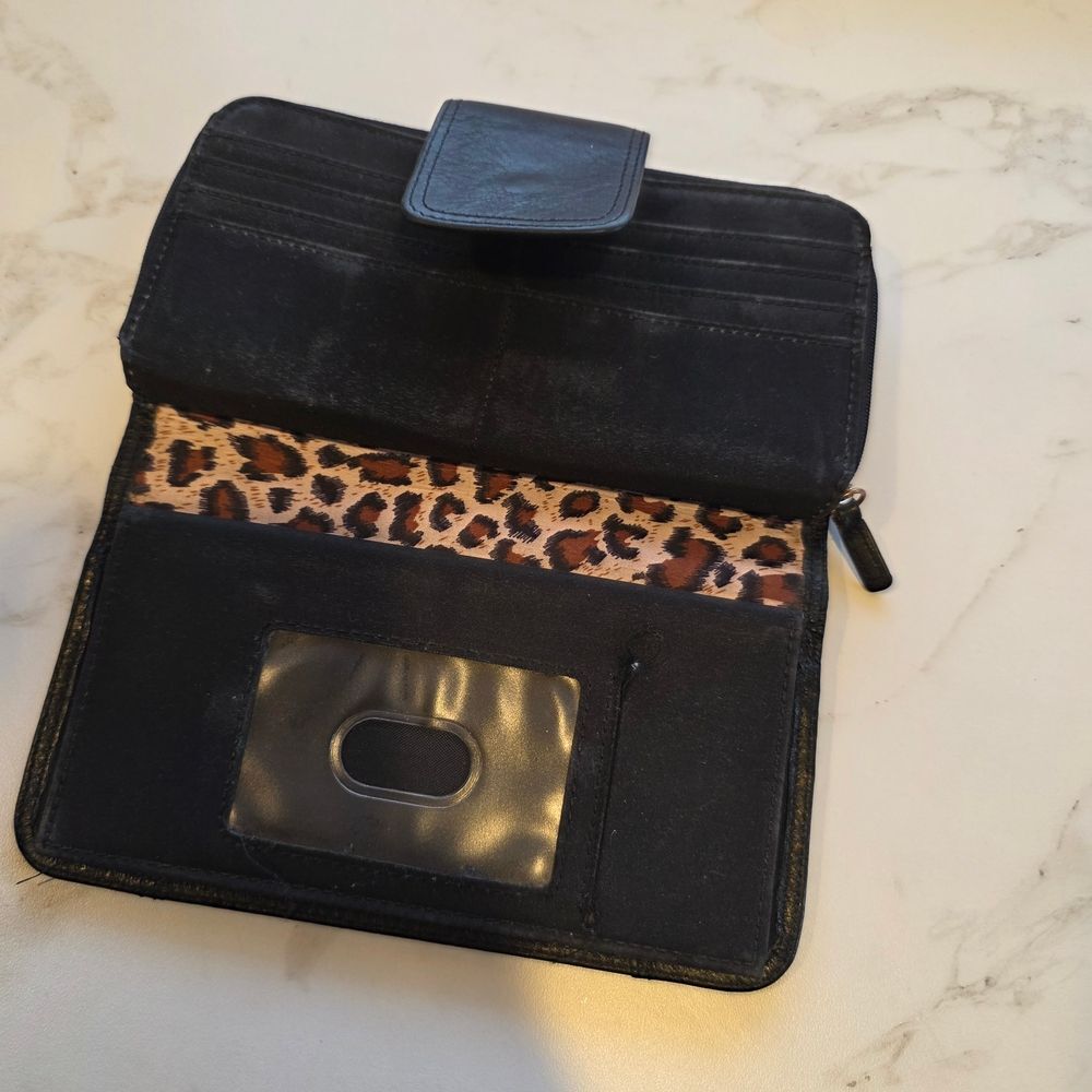 Black Leather Women's Zip-Around Wallet - Picture 4 of 7